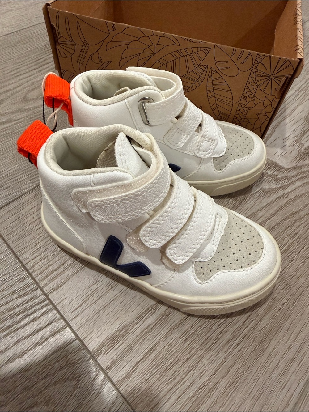 Veja Mid Sneaker